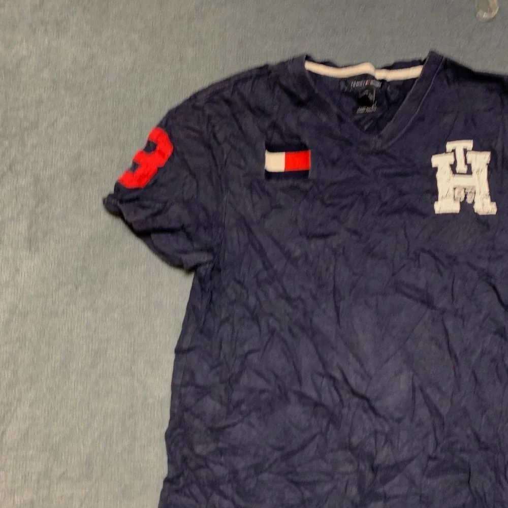 Tommy Hilfiger T Shirt Mens Medium Navy Blue V-Neck Embroidered Flag Classic